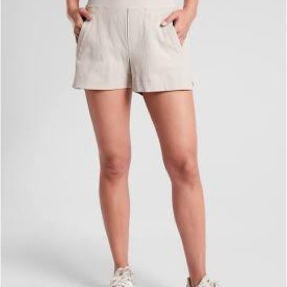 Athleta Women’s Trekkie North Shorts Khaki Size 18